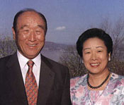 Foto de Rev. Myung Moon y su esposa Hak Ya Jan
